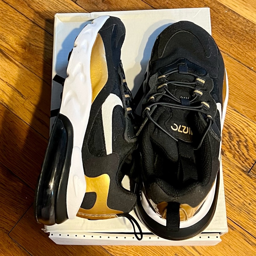 NIKE Air Kids sneakers in excellent condition.